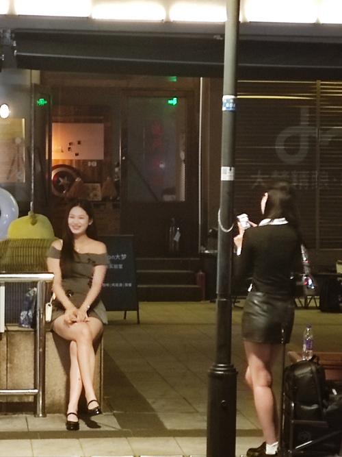 街拍摄影师隐匿在人群中抓拍