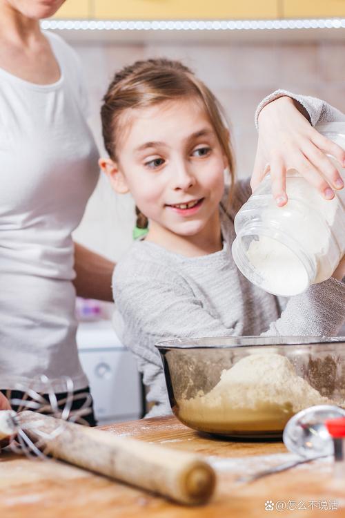 孩子不小心打翻牛奶 妈妈温柔地一起擦拭