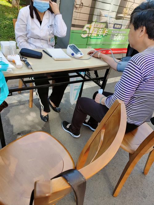 街头茶馆孕妇法律咨询场景