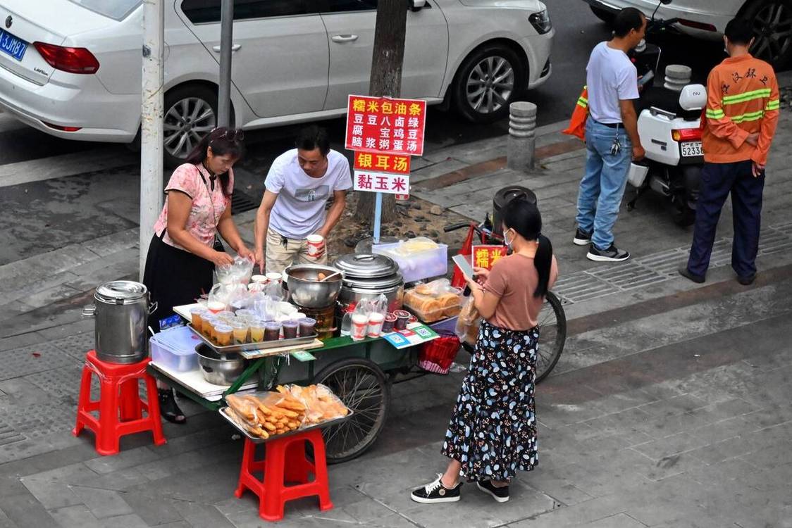 小区门口早餐店日常交易场景