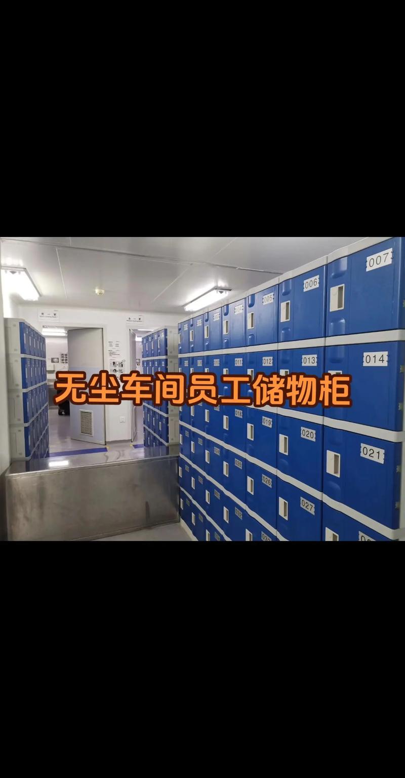 工厂职工休息室储物柜上贴着孩子的画和照片