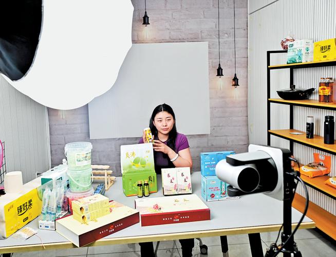 主播在堆满货物的直播间直播带货图