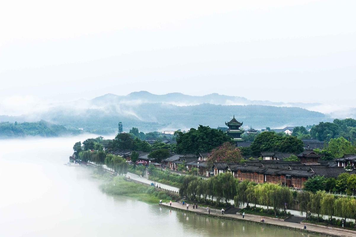阆中古城清晨嘉陵江薄雾街景