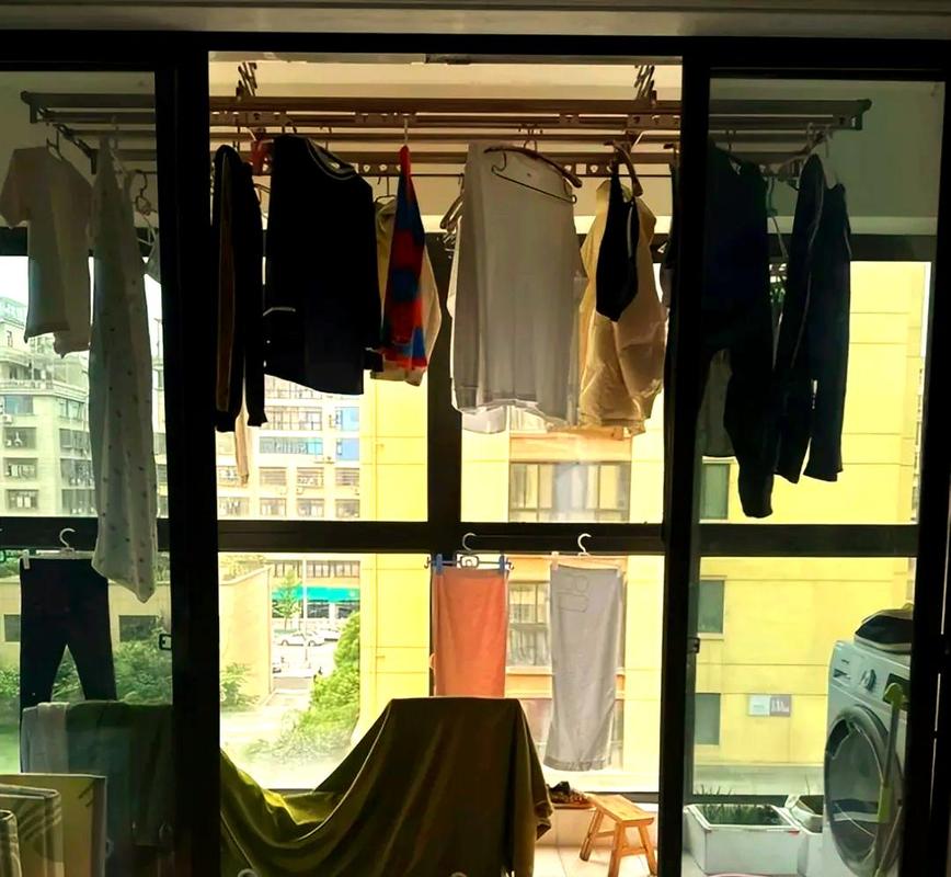 阳台通风处悬挂晾晒羽绒服场景