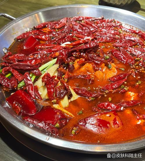 重庆老火锅翻滚的红油锅底 花椒辣椒特写