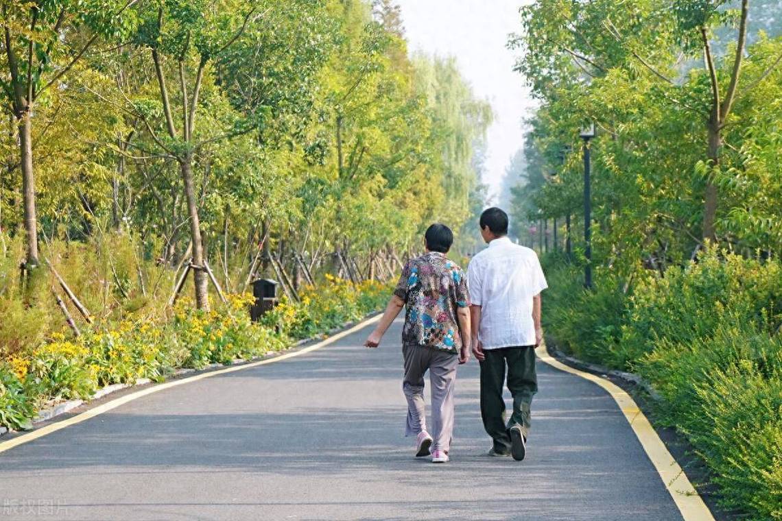 糖尿病患者餐后公园散步实拍场景
