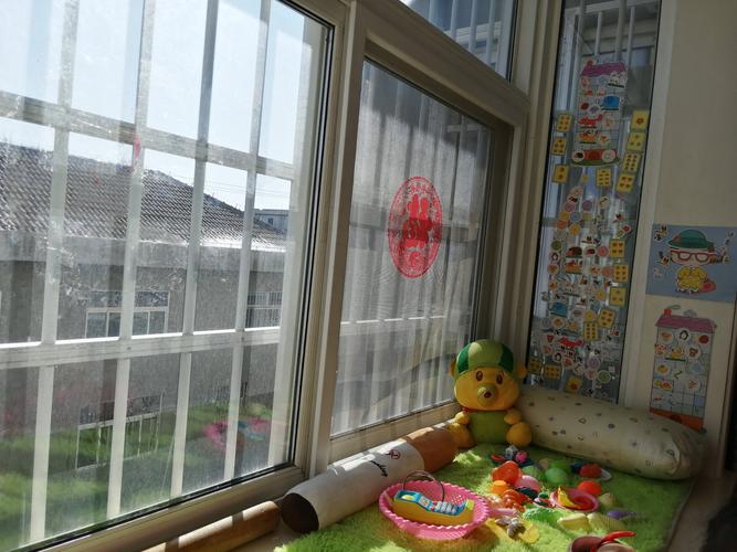 三岁儿童阳台观察变色玻璃日常场景