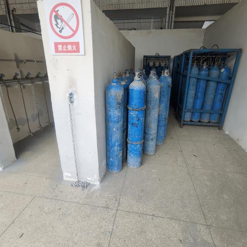违规楼梯间隔断气瓶库实拍