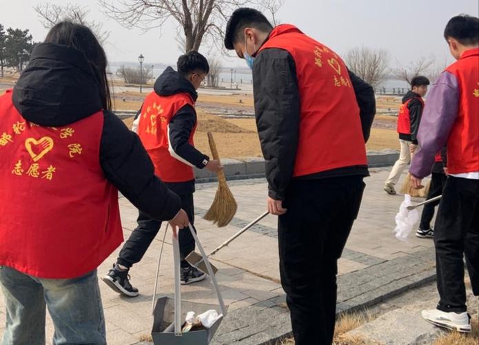 儿童在工厂志愿服务后观察齿轮传动模型
