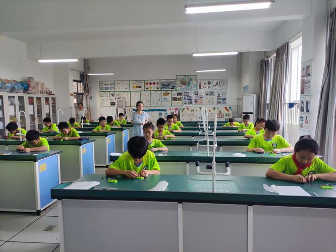 小学生做趣味科学实验的场景