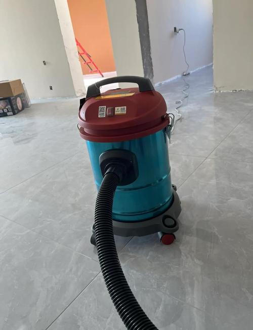 装修施工后放在阳台的家用工业施工吸尘器