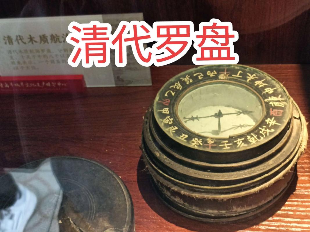 一个古旧的木质罗盘放在航海地图上