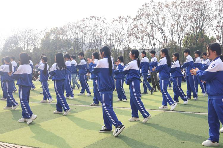 学生整齐划一做广播体操呆板画面