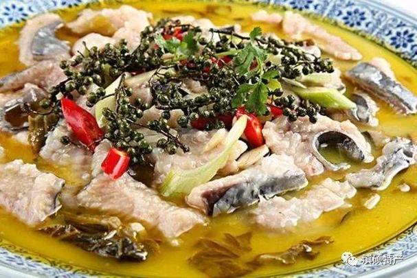 南漳天鹅池村农户家院子里摆着的蒸南瓜和山胡椒炒小河鱼