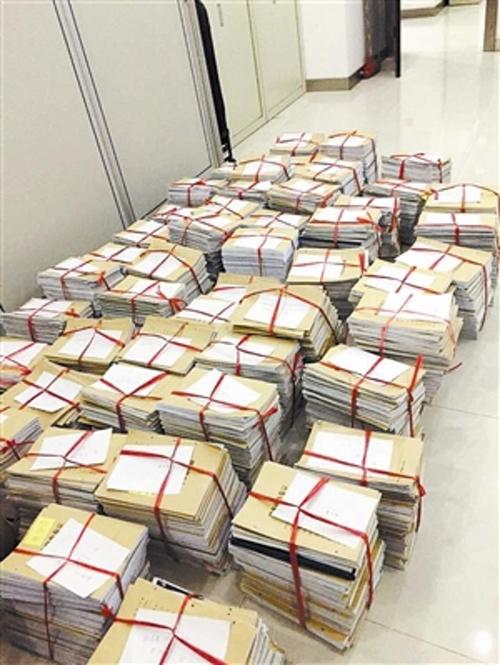 虚开增值税发票案件卷宗和税法书籍堆叠