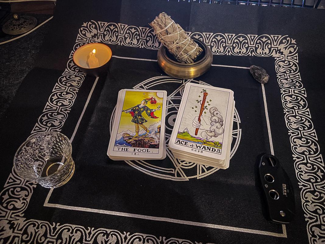 塔罗占卜咖啡馆昏暗灯光下摊开的牌
