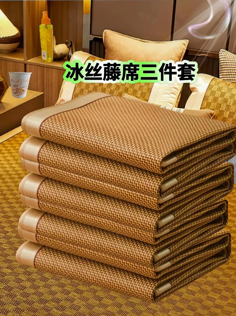 卫生间潮湿储物架上堆着未收纳的冰垫凉席