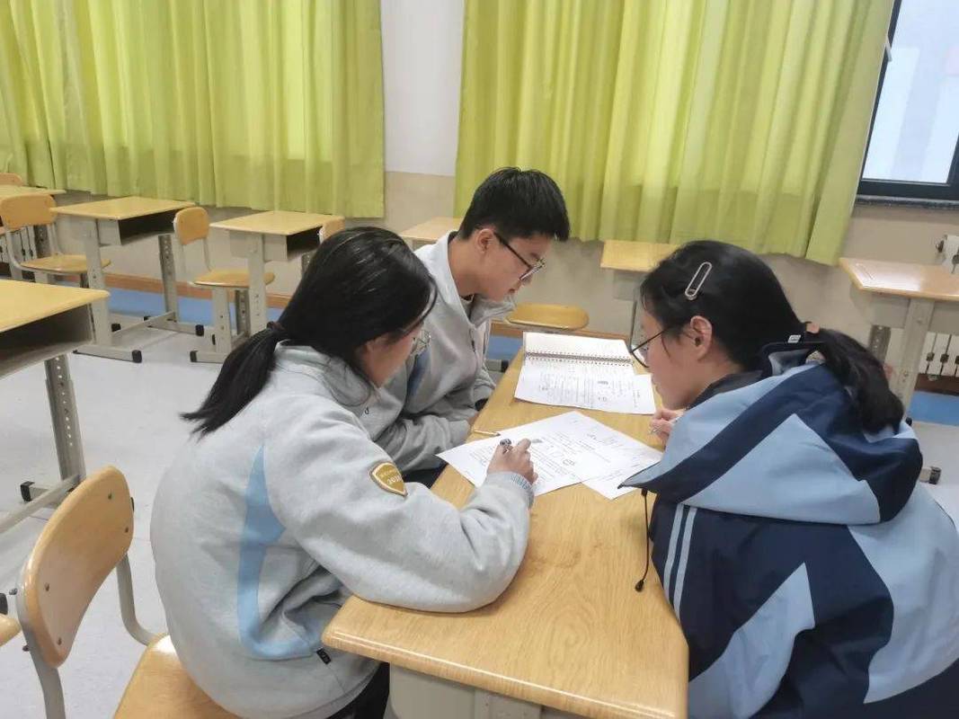 高中学生互相讲题讨论思考场景