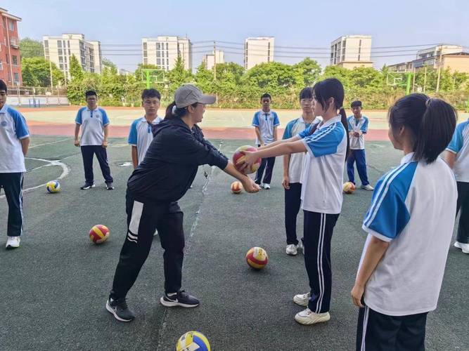 中学操场学生课后练排球垫球实拍