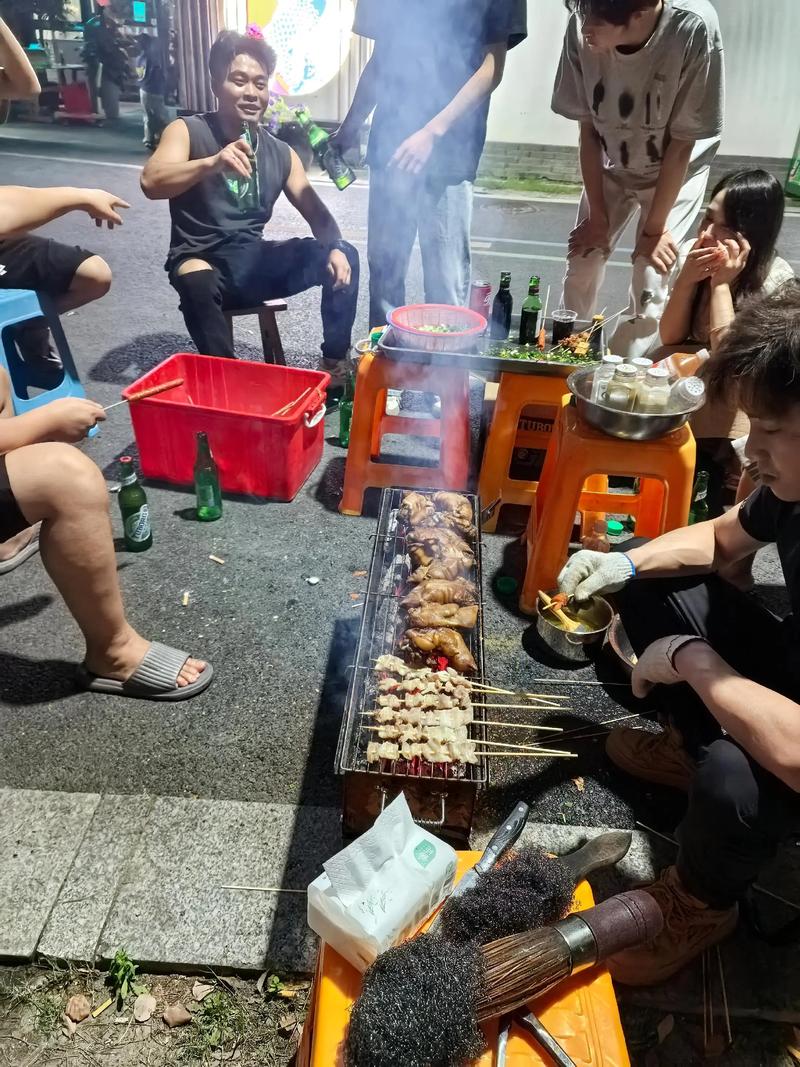 年轻人夜跑后路边吃烤串手机打卡照