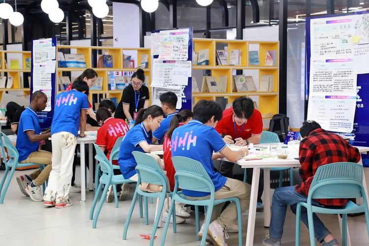 教育创业者深夜加班讨论产品原型