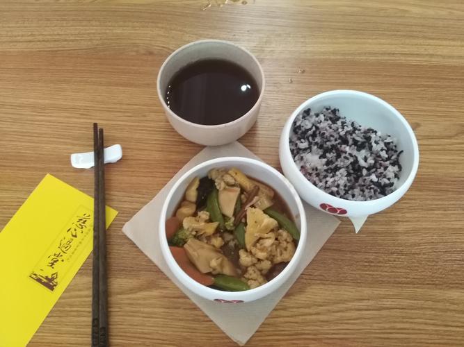 南漳法门寺古银杏下的柴木桌斋饭