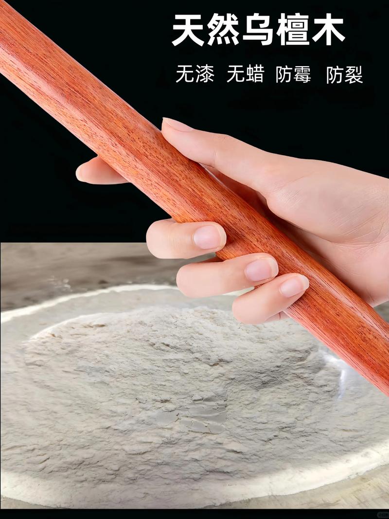 正在涂抹食用油保养的木质擀面杖