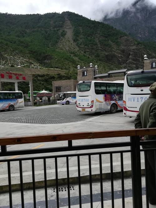 稻城亚丁景区门口观光车排队场景
