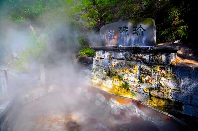 腾冲热海珍珠泉串串气泡从透绿水底上浮