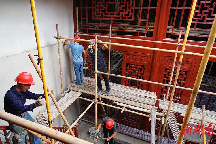 文保工作人员现场指导文保建筑合规修缮