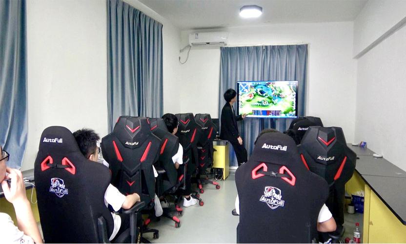 电竞战队训练室里选手集体训练的背影