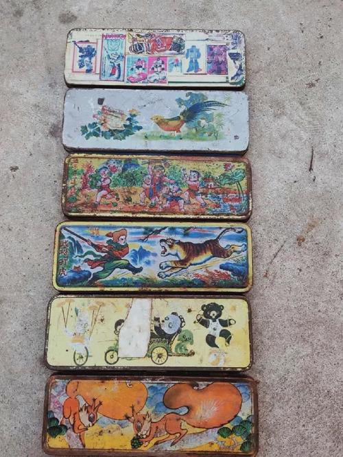 小学低年级款磨掉漆的铁皮蜡笔盒