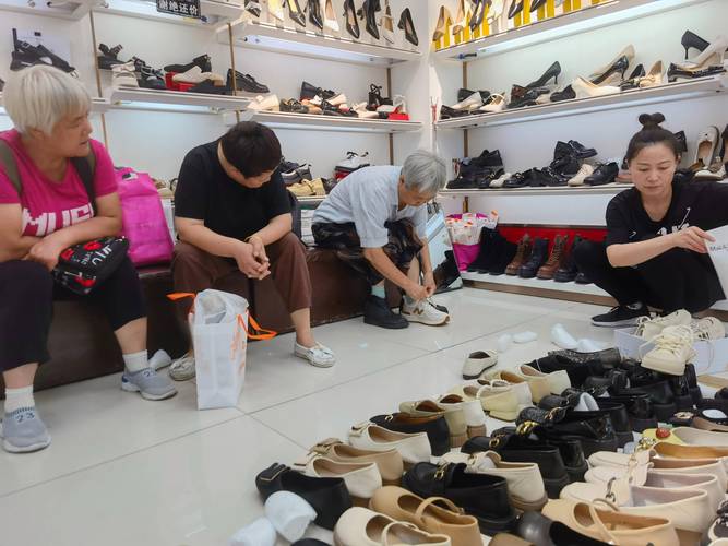 实体店老人试穿老年鞋测量脚围场景