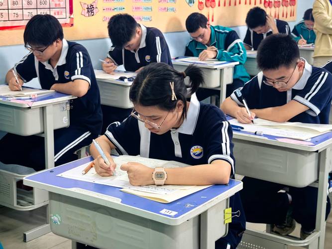 中考考场学生拿到试卷后浏览全卷实拍