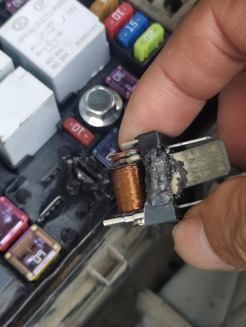 工业安全门开关故障烧熔触点特写