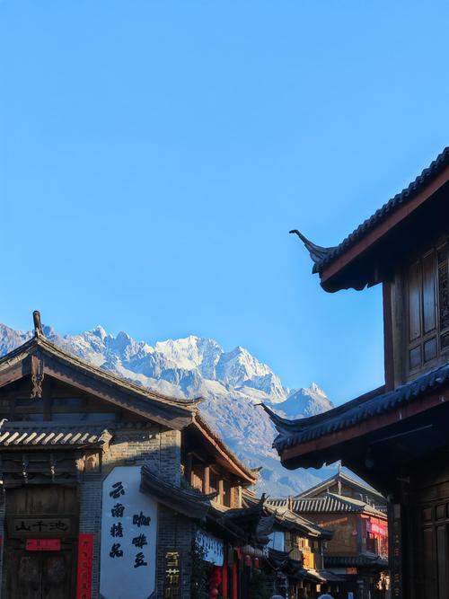 白沙古镇石板路与雪山背景