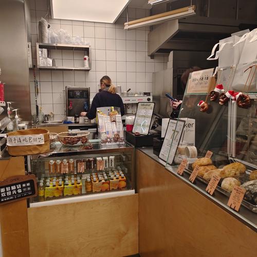 社区烘焙连锁门店日常顾客取餐场景