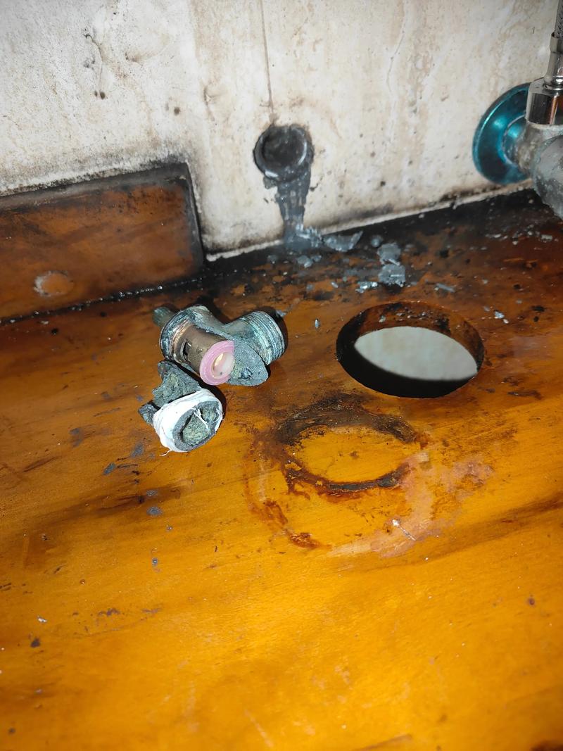 劣质角阀爆裂导致漏水现场实拍
