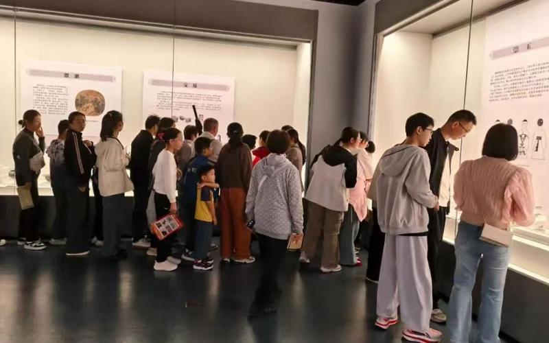 省博物馆非遗展少年蹲在展厅地面闹情绪