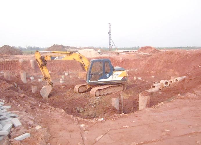 农村宅基地翻修挖地基施工现场