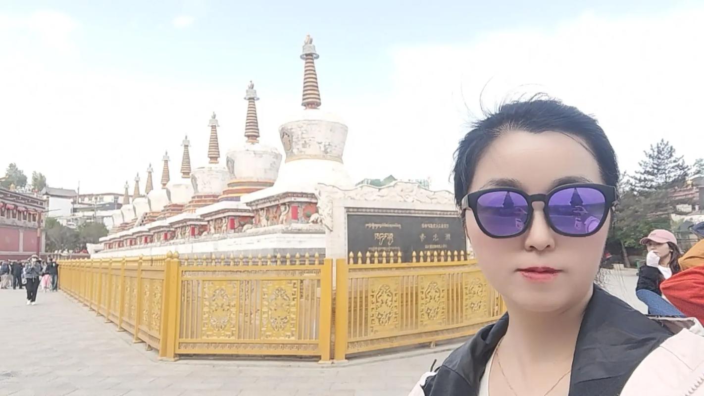 青海塔尔寺山门晨雾景观