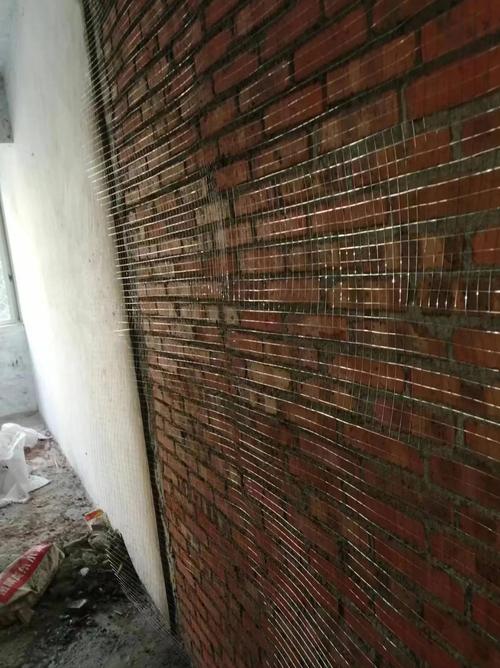 新老红砖墙接缝挂钢丝网施工实拍