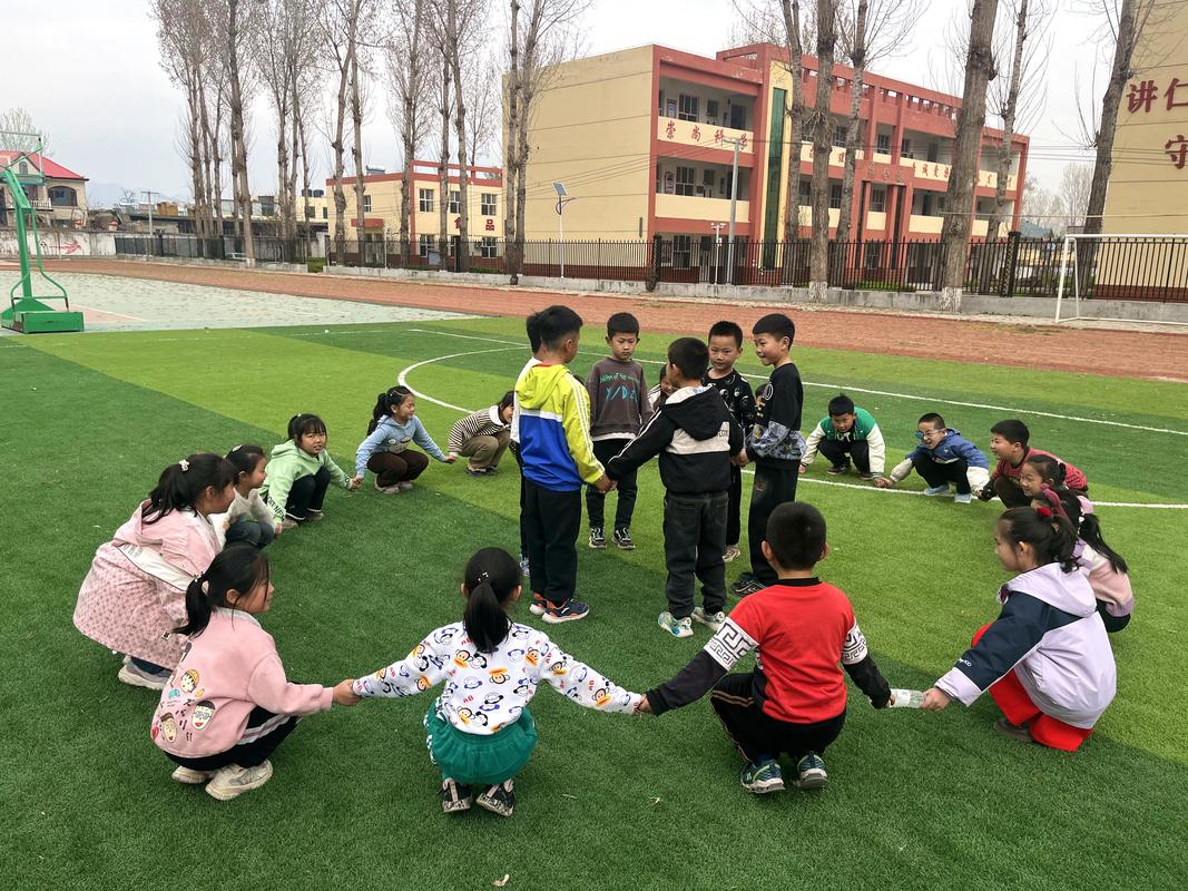小学大课间学生懒散做操场景