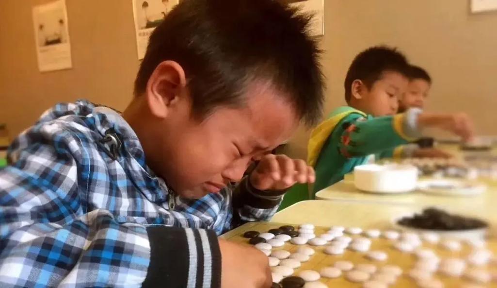 小孩下棋输了哭泣