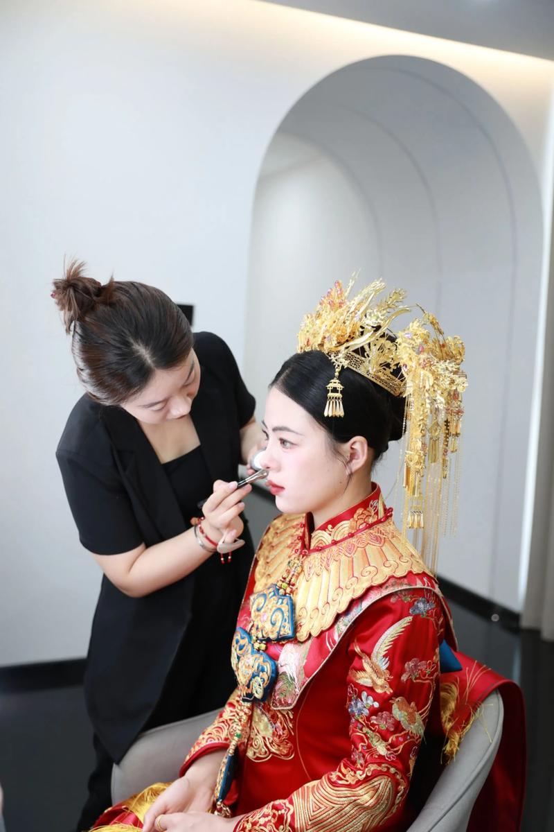 婚礼现场化妆师为哭泣的新娘补妆 手持化妆刷 温柔安抚