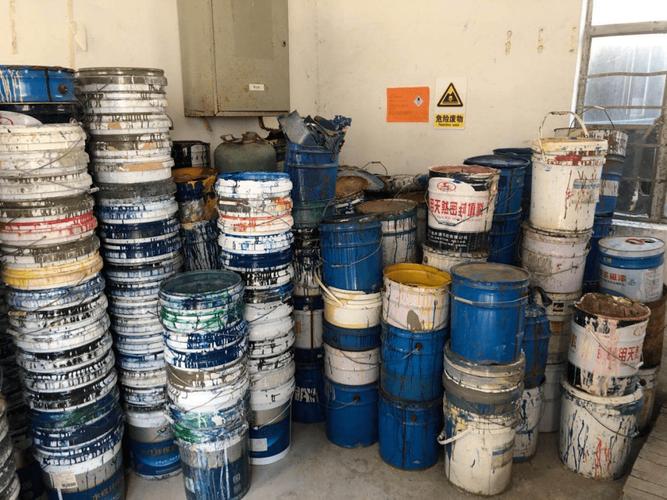 家装剩余未用完涂料桶堆放场景