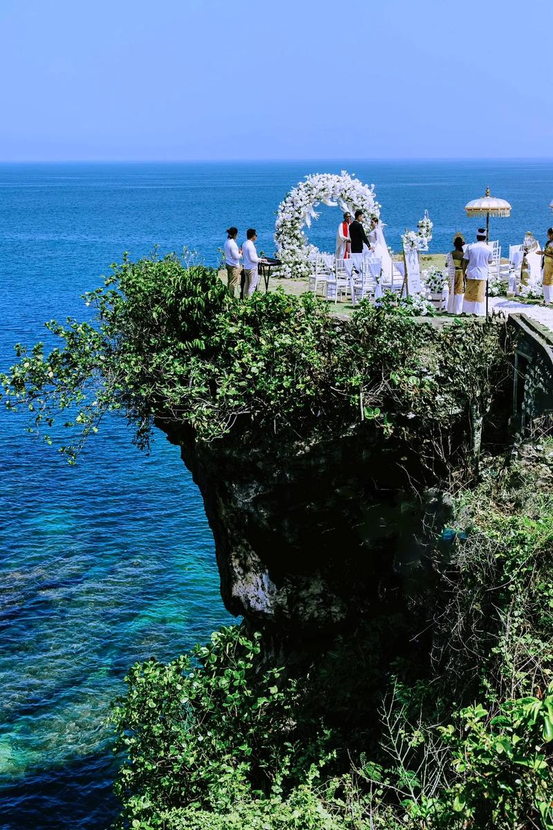 巴厘岛悬崖婚礼遭遇大风混乱现场