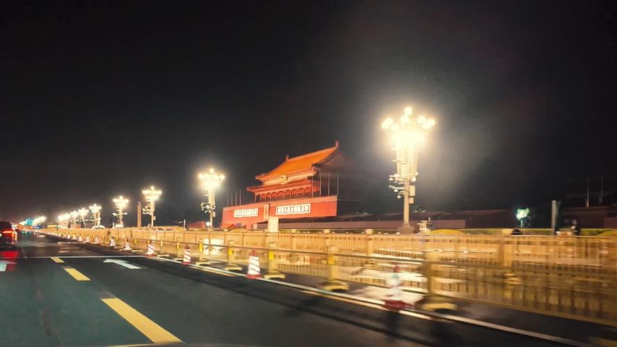 北京长安街夜骑宽阔路面光影