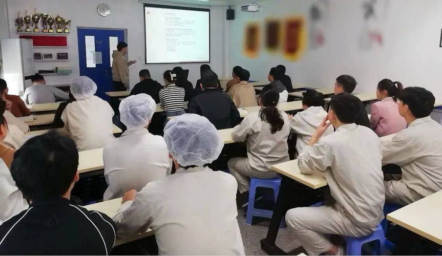 工厂生产线工艺优化讨论会现场