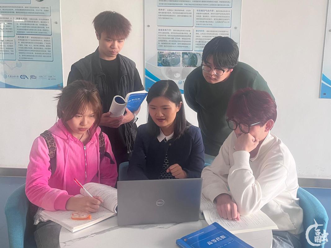学生职业体验实践活动中的现场讨论照片